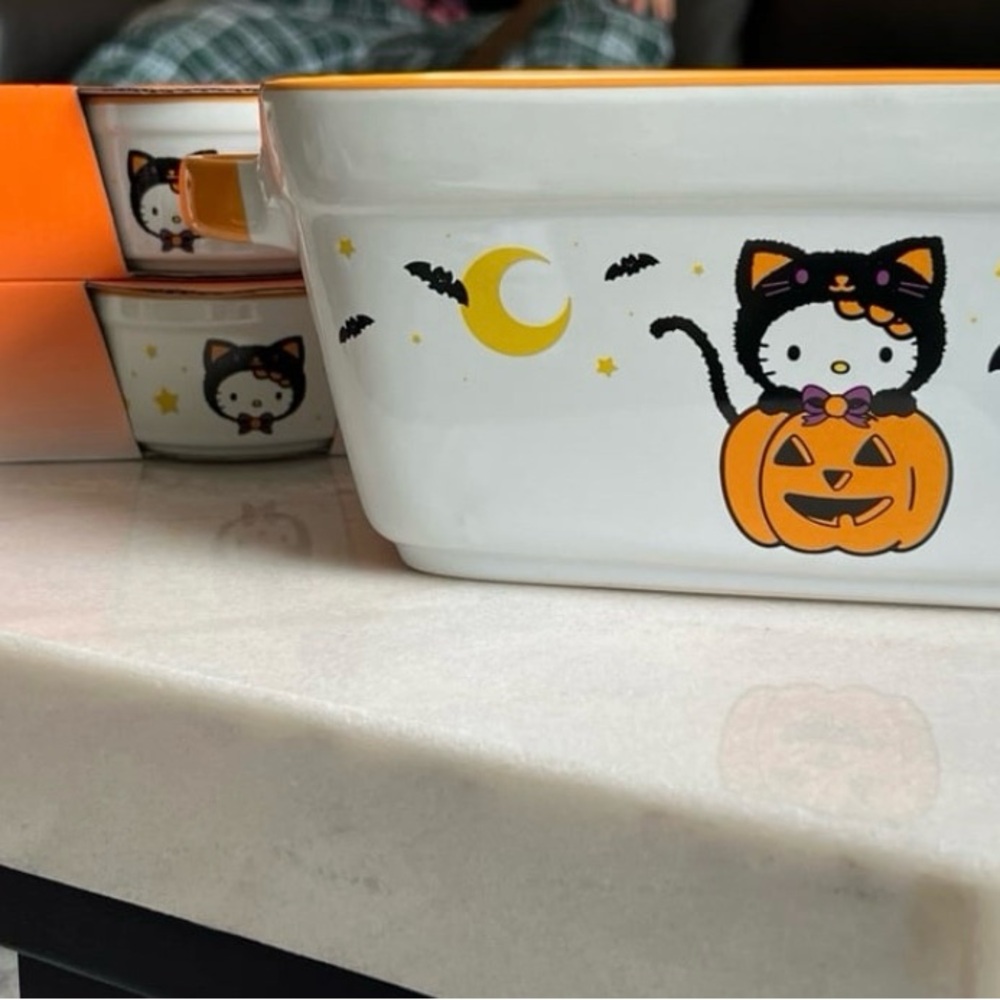 Hello Kitty bakeware bundle